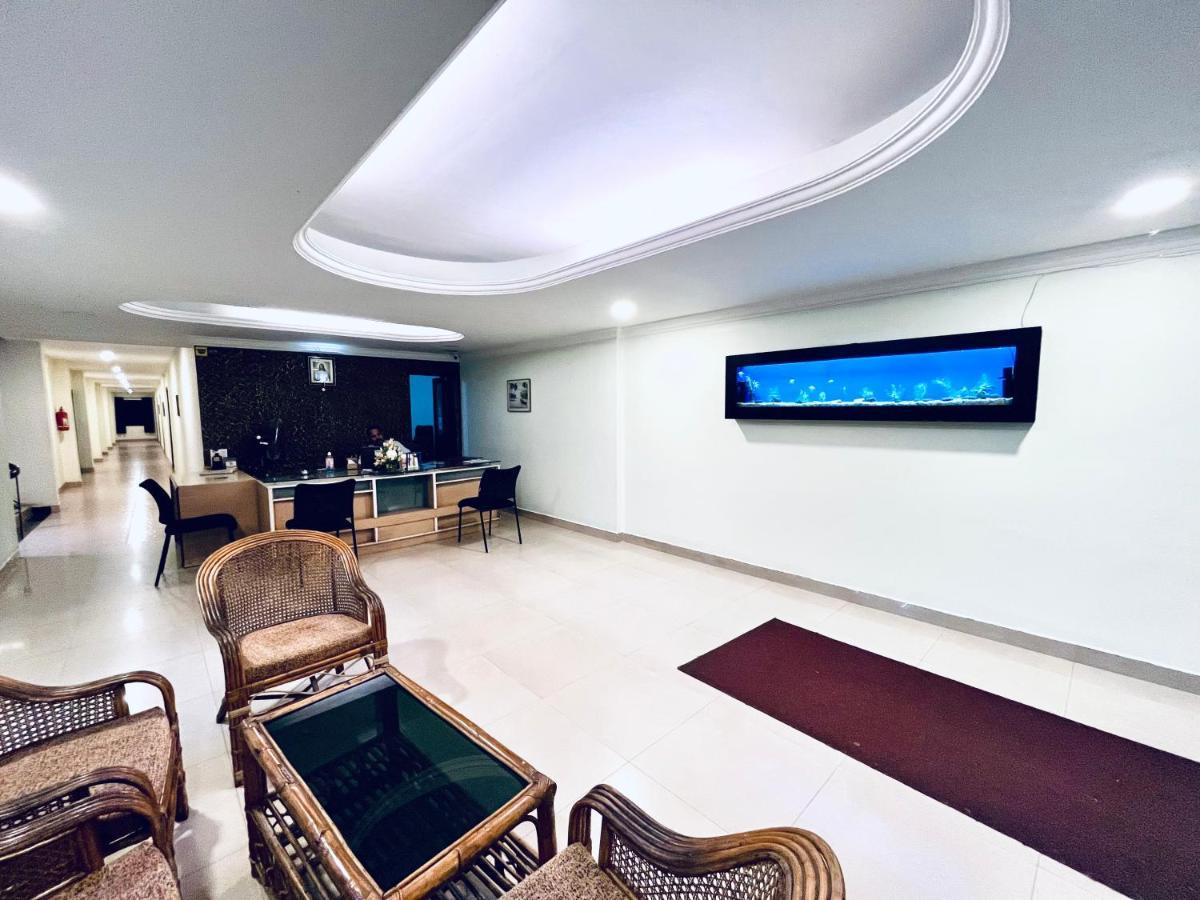 Madaparambil Residency Alwaye Bagian luar foto
