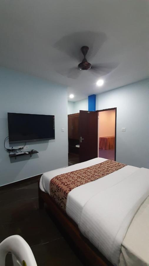 Madaparambil Residency Alwaye Bagian luar foto