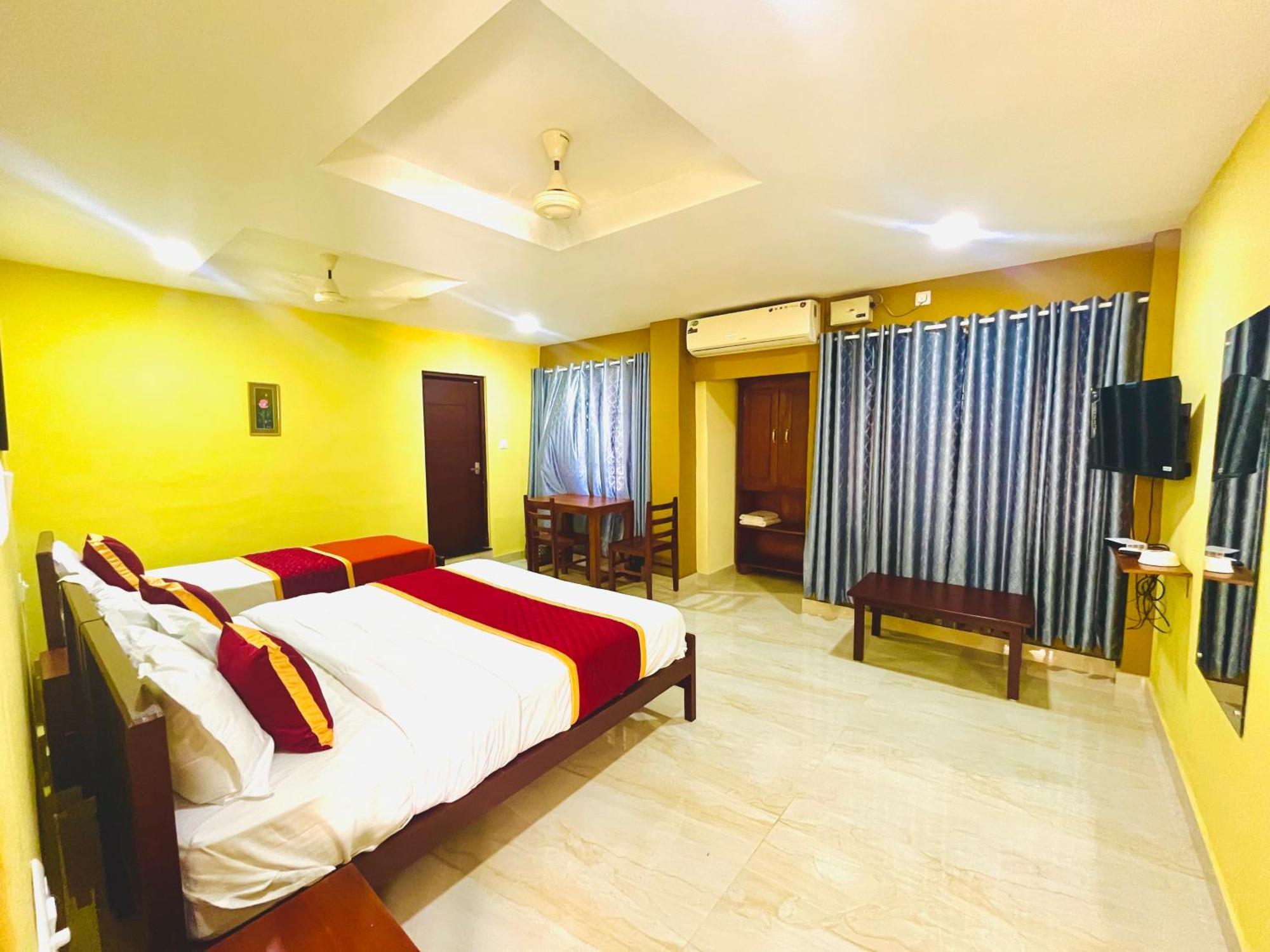 Madaparambil Residency Alwaye Bagian luar foto